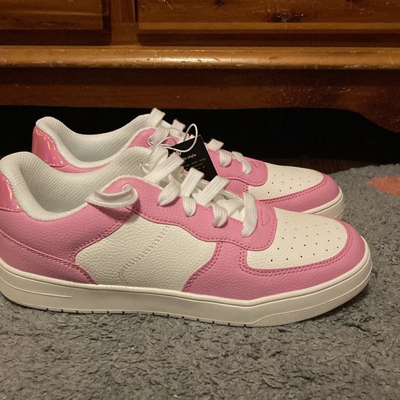 BRAND NEW GIRLS GYM SHOES SIZE 6! NWT! SMOKE FREE HOME! NO BOX! - Picture 4 of 4